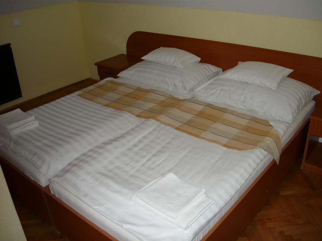 Ezuestfenyo Hotel Телькибанья Экстерьер фото