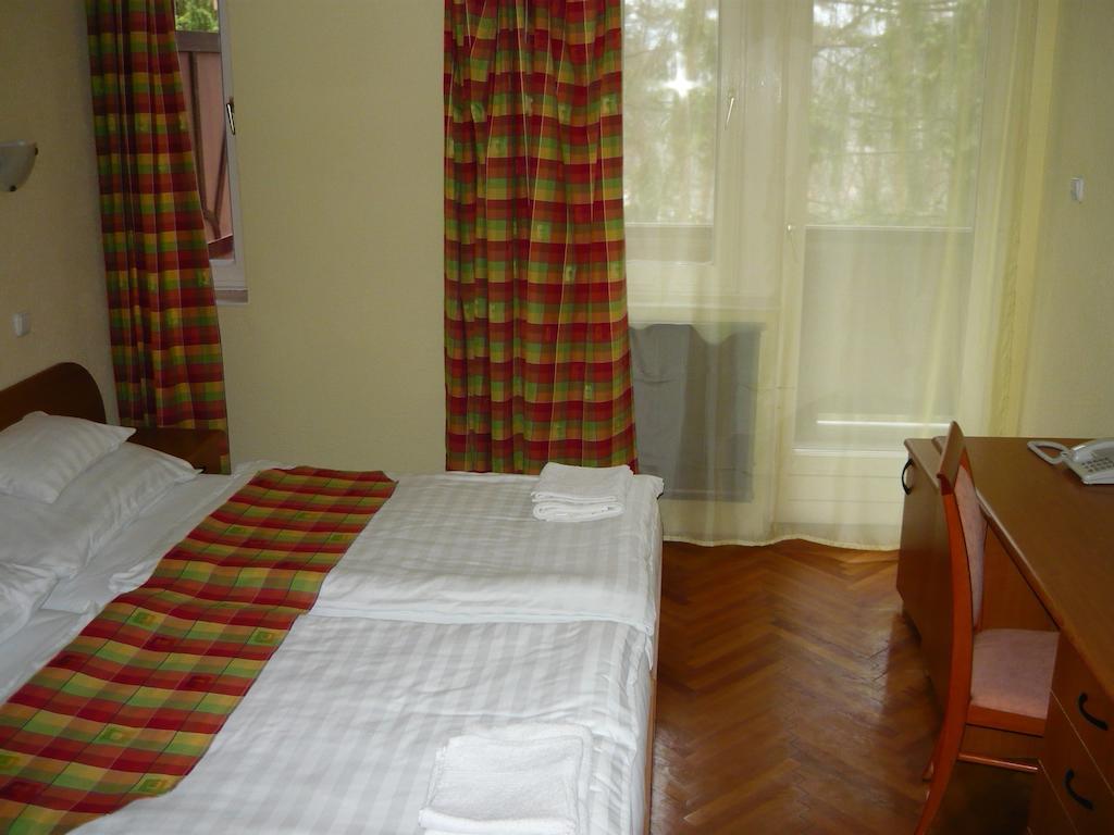 Ezuestfenyo Hotel Телькибанья Экстерьер фото