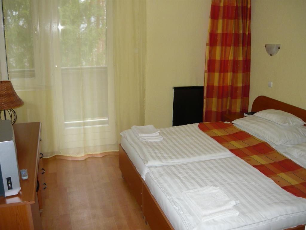 Ezuestfenyo Hotel Телькибанья Номер фото