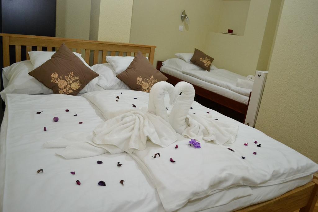 Ezuestfenyo Hotel Телькибанья Экстерьер фото