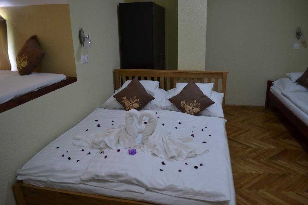 Ezuestfenyo Hotel Телькибанья Экстерьер фото