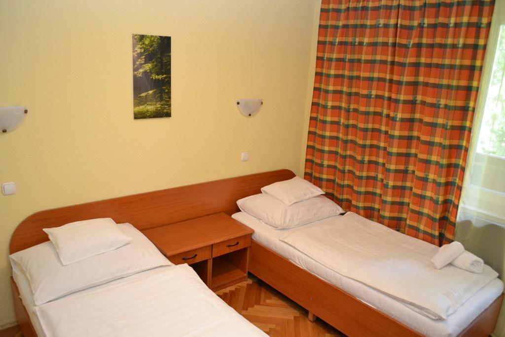 Ezuestfenyo Hotel Телькибанья Экстерьер фото