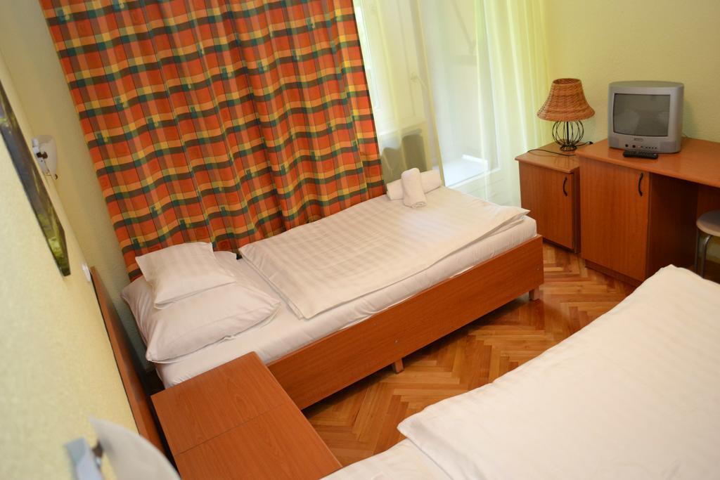 Ezuestfenyo Hotel Телькибанья Экстерьер фото