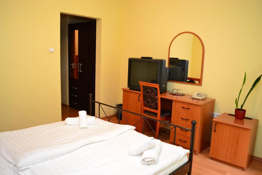 Ezuestfenyo Hotel Телькибанья Экстерьер фото