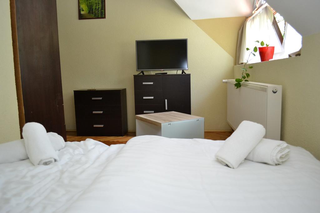 Ezuestfenyo Hotel Телькибанья Экстерьер фото
