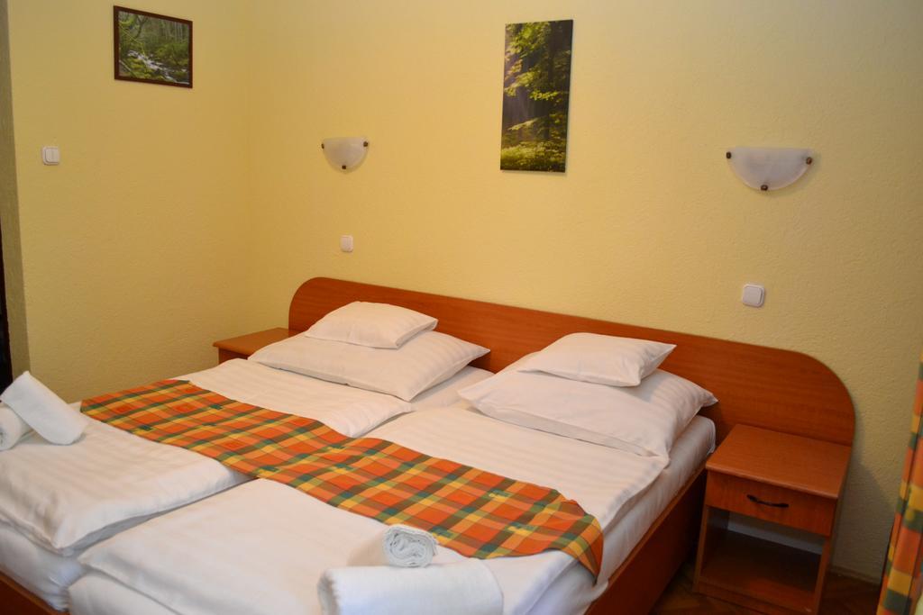 Ezuestfenyo Hotel Телькибанья Экстерьер фото