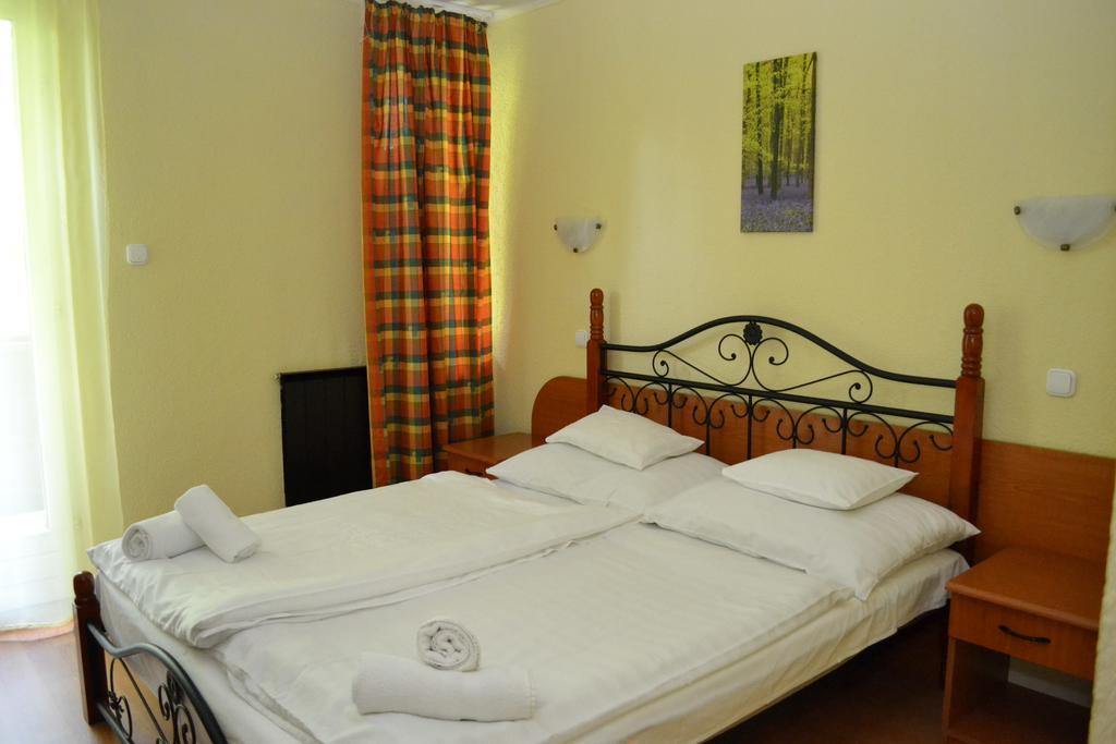 Ezuestfenyo Hotel Телькибанья Экстерьер фото