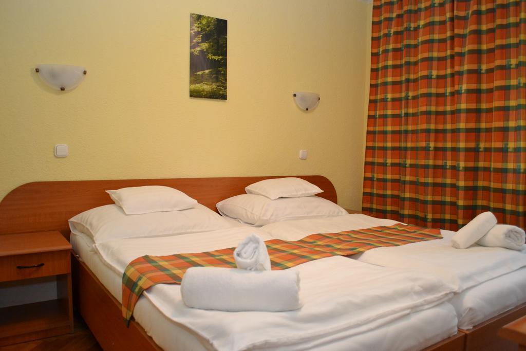 Ezuestfenyo Hotel Телькибанья Экстерьер фото