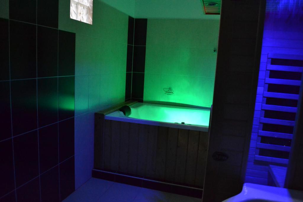 Ezuestfenyo Hotel Телькибанья Экстерьер фото