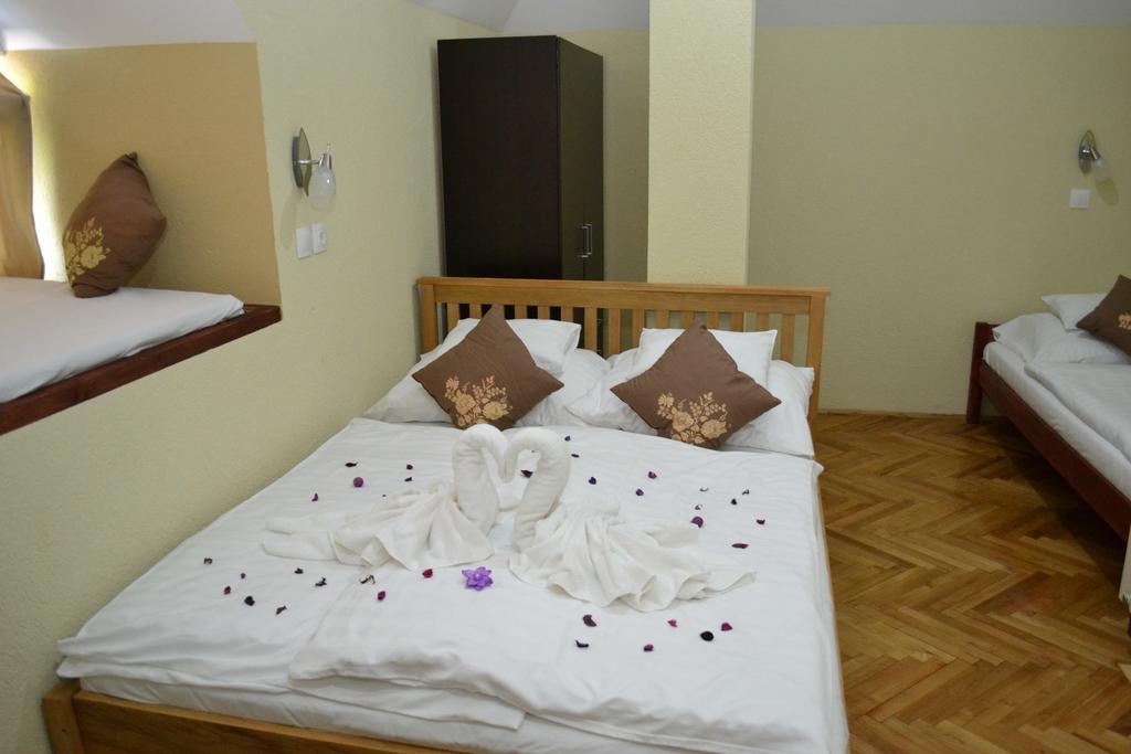 Ezuestfenyo Hotel Телькибанья Экстерьер фото